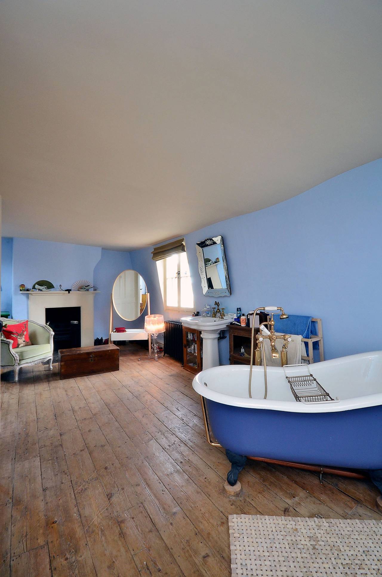 statement-bath, quirky, blue
