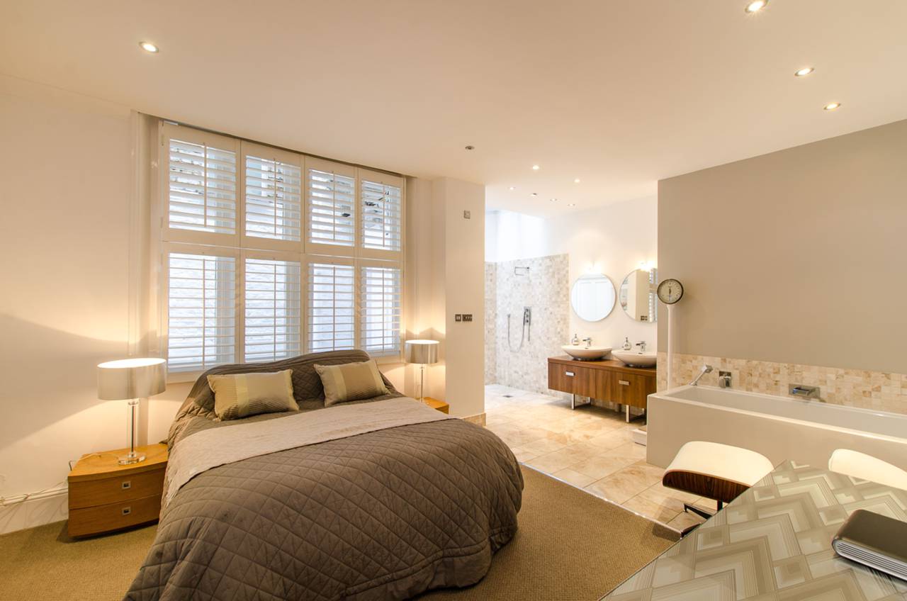 open-plan, statement-bath, contemporary